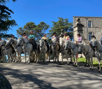 Chevaux de Camargue montés par les gardians pour la messe provençale au fort Vauban d'Alès